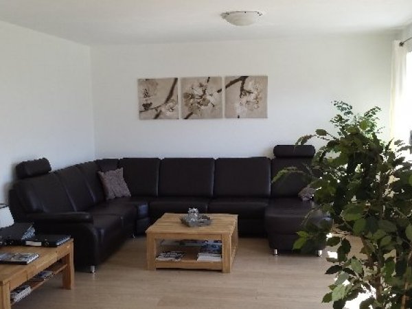 Woonkamer met toegang tot groot balkon met uitzicht op het Zillertal